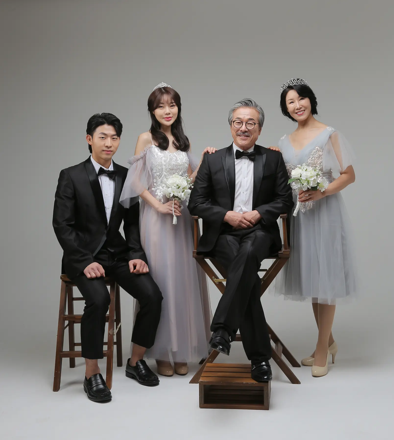 부모님과 자녀가 함께한 클래식 가족사진