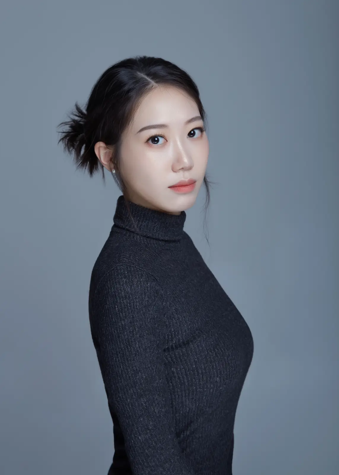 회색 배경 여성 프로필